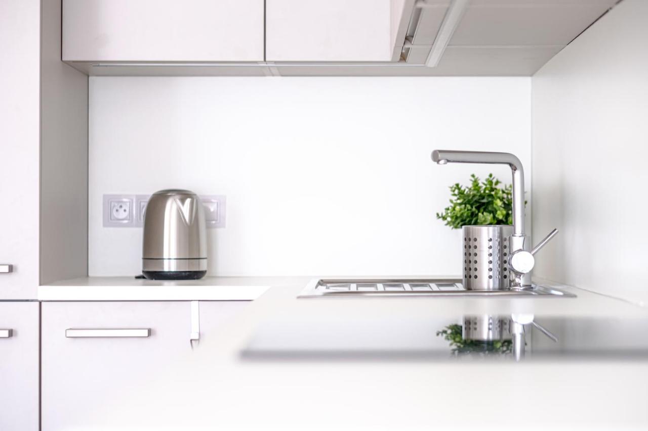 Newly Built In Vibrant Neighbourhood Apartmán *