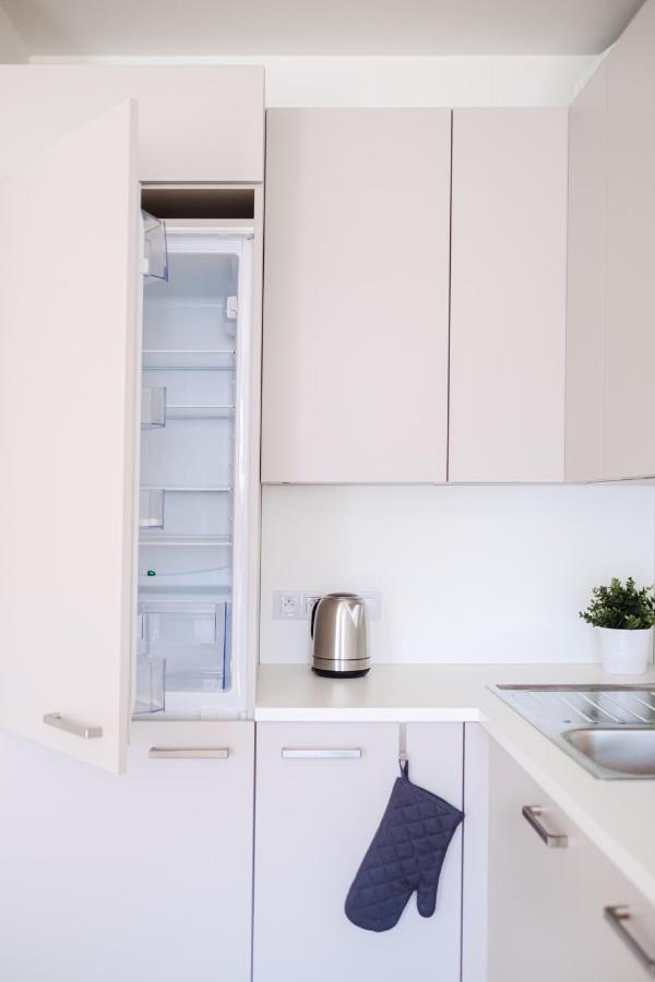 Newly Built In Vibrant Neighbourhood Praha